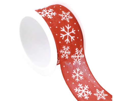 Rotes Geschenkband mit weißen Schneeflocken auf einer Rolle