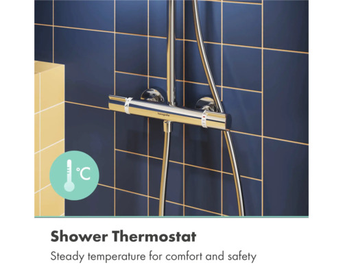 Hansgrohe Duschthermostat aus verchromtem Metall an einer Fliesenwand montiert, Hansgrohe Logo, Symbol für konstante Wassertemperatur.