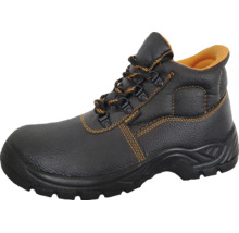 Schwarzer Sicherheitsstiefel aus Leder mit Schnürung und profilierter Gummisohle.