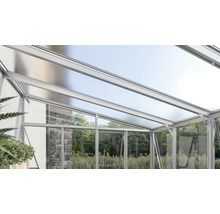 Terrassenüberdachung mit Aluminiumprofilen und transparenten Polycarbonatplatten an einer Hauswand montiert.