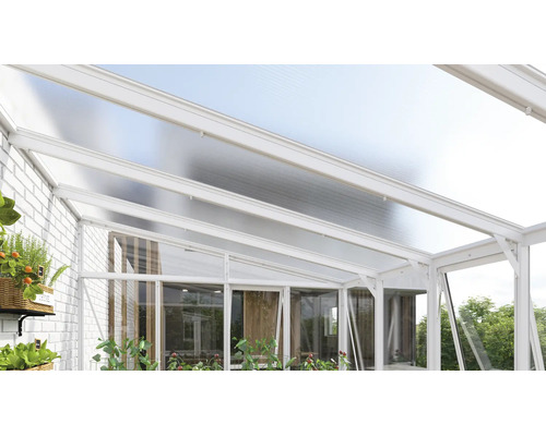 Helle Terrassenüberdachung mit Aluminiumrahmen und lichtdurchlässigen Polycarbonatplatten an einer Hauswand.