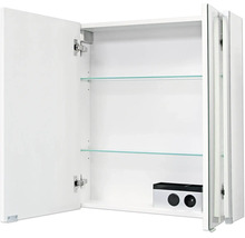 Geöffneter Spiegelschrank mit zwei Glaseinlegeböden und integrierter Steckdose im Innenraum.
