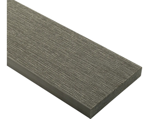 Terrassendiele aus Holz-Kunststoff-Verbundwerkstoff mit Holzmaserung-Struktur.