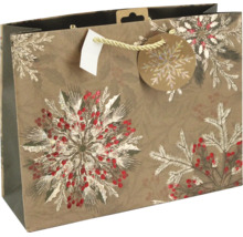 Geschenktüte aus Papier für Weihnachten mit winterlichen Motiven wie Tannenzweigen, Beeren, Schneeflocken, einer Tragekordel und Geschenkanhänger.