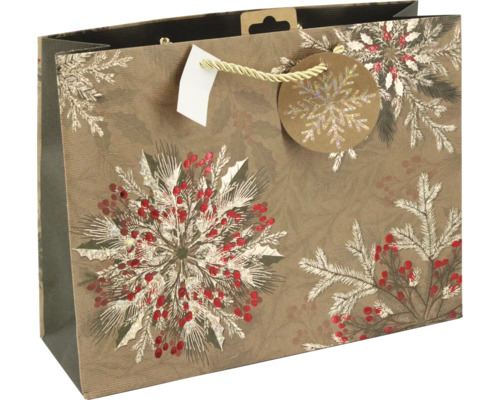Geschenktüte aus Papier für Weihnachten mit winterlichen Motiven wie Tannenzweigen, Beeren, Schneeflocken, einer Tragekordel und Geschenkanhänger.