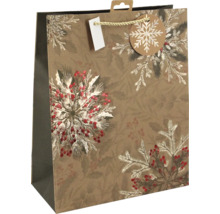 Geschenktüte aus Kraftpapier mit winterlichem Motiv aus Tannenzweigen, Beeren und einem runden Anhänger mit Schneeflocke.