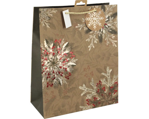 Geschenktüte aus Kraftpapier mit winterlichem Motiv aus Tannenzweigen, Beeren und einem runden Anhänger mit Schneeflocke.