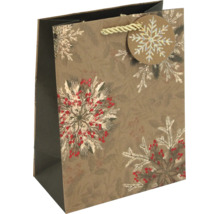 Weihnachtliche Geschenktasche aus Kraftpapier mit roten Beeren, Tannenzweigen und rundem Geschenkanhänger mit Schneeflocke.