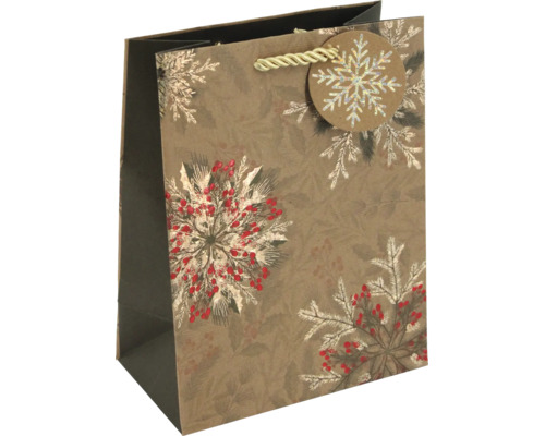 Weihnachtliche Geschenktasche aus Kraftpapier mit roten Beeren, Tannenzweigen und rundem Geschenkanhänger mit Schneeflocke.