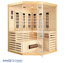 Sanotechnik Infrarotkabine für Eckmontage aus hellem Holz mit Glasfront, Bänken und Strahlern. Sanotechnik International Logo.