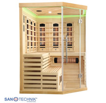 Infrarotkabine aus hellem Holz mit Glasfront, Eckeneinstieg, zwei Sitzebenen und Farblichttherapie. Sanotechnik Logo.