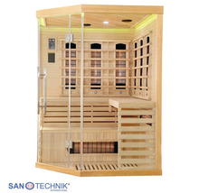Eck-Infrarotkabine aus hellem Holz mit Glasfront, Sitzbank, Infrarotstrahlern und integriertem Bedienfeld. Sanotechnik Logo.