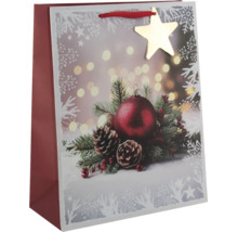 Weihnachtliche Geschenktüte mit Motiv von Weihnachtskugel, Tannenzweigen, Zapfen und einem sternförmigen Anhänger am Trageband.