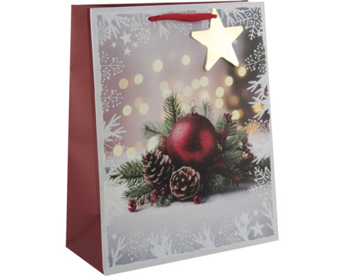 Weihnachtliche Geschenktüte mit Motiv von Weihnachtskugel, Tannenzweigen, Zapfen und einem sternförmigen Anhänger am Trageband.