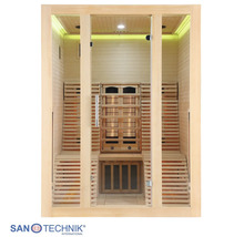Infrarotkabine aus hellem Holz mit Glasfront, Innenbänken, Strahlern und Beleuchtung. Santechnik Logo.