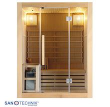 Moderne Indoor-Sauna aus hellem Holz mit Glasfront, Saunaofen, Steinen und zwei Wandleuchten. Santechnik International Logo.
