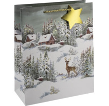 Geschenktüte mit winterlichem Motiv einer verschneiten Landschaft mit Hütten, Tannen und Hirsch sowie einem Stern-Anhänger.