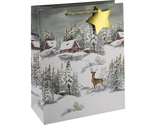 Geschenktüte mit winterlichem Motiv einer verschneiten Landschaft mit Hütten, Tannen und Hirsch sowie einem Stern-Anhänger.
