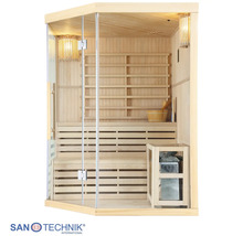 Ecksauna aus Holz mit Glasfront, zweistufigen Sitzbänken, Rückenlehnen, Saunaofen, Holzkübel und Beleuchtung. Santechnik International Logo.