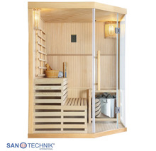 Ecksauna aus Holz mit Glasfront, zweistufiger Sitzbank, Saunaofen und Zubehör wie Holzeimer und Thermometer. Santechnik Logo.