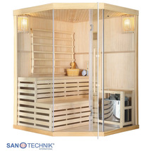 Ecksauna aus hellem Holz mit Glasfront, zweistufigen Holzbänken, Saunaofen mit Steinen, Holzeimer, Kelle und Beleuchtung. Sanotechnik Logo.