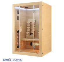 Infrarotkabine aus hellem Holz mit Glasfront, Sitzbank, ergonomischen Rückenlehnen und Infrarotstrahlern.