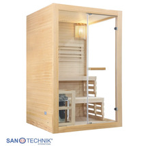 Saunakabine aus Holz mit Glastür, Saunaofen inklusive Steinen, Sitzbank und Lampe. Sanotechnik International Logo.