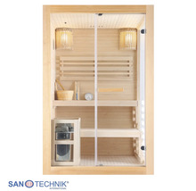 Innenansicht einer Holzsauna mit Glastür, inklusive Saunaofen, Holzbänken, Wandleuchten und Saunazubehör wie Kübel und Thermometer.