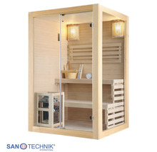 Indoor-Sauna aus hellem Holz mit Glasfront, zwei Bankebenen, Saunaofen mit Steinen und Innenbeleuchtung. Sanotechnik International Logo.