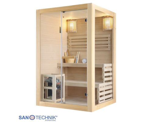 Indoor-Sauna aus hellem Holz mit Glasfront, zwei Bankebenen, Saunaofen mit Steinen und Innenbeleuchtung. Sanotechnik International Logo.