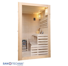 Innenansicht einer Heimsauna aus Holz mit zweistufiger Sitzbank, Saunaofen, Zubehör und Beleuchtung. Sanotechnik International Logo.