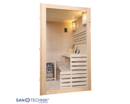 Innenansicht einer Heimsauna aus Holz mit zweistufiger Sitzbank, Saunaofen, Zubehör und Beleuchtung. Sanotechnik International Logo.