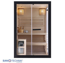 Moderne Heimsauna aus hellem Holz mit Glasfront, zwei Bänken, Saunaofen mit Steinen, Holz-Zubehör und Sanotechnik International Logo.