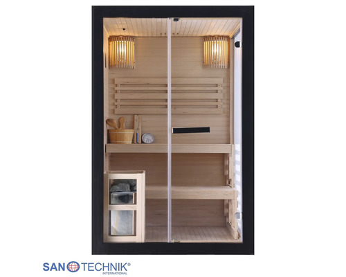 Moderne Heimsauna aus hellem Holz mit Glasfront, zwei Bänken, Saunaofen mit Steinen, Holz-Zubehör und Sanotechnik International Logo.