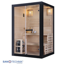 Sanotechnik Innensauna mit Glasfront, schwarzem Rahmen, Holzausstattung, zweistufiger Sitzbank, Saunaofen und Zubehör wie Kübel und Kelle.