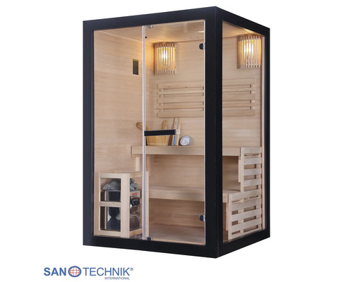 Sanotechnik Innensauna mit Glasfront, schwarzem Rahmen, Holzausstattung, zweistufiger Sitzbank, Saunaofen und Zubehör wie Kübel und Kelle.