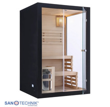 Finnische Sauna-Kabine mit schwarzem Außenrahmen, Ganzglastür, Bänken aus Holz und Saunaofen.
