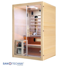 Saunakabine aus Holz mit Glastür, Saunaofen inklusive Steinen, Sitzbänken, Innenbeleuchtung und Zubehör wie Kübel und Thermometer.