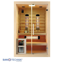 Infrarotkabine aus hellem Holz mit Ganzglastür, Infrarotstrahlern, zwei Sitzbänken, Deckenlicht und Saunazubehör. Sanotechnik Logo.