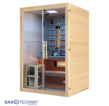 Sanotechnik Sauna aus hellem Holz mit Glasfront, Saunaofen, Sitzbänken und digitaler Steuerung. Sanotechnik International Logo.