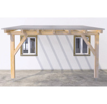 Terrassenüberdachung aus hellem Holz mit lichtdurchlässigem Dach aus Wellplatten, zur Wandmontage.