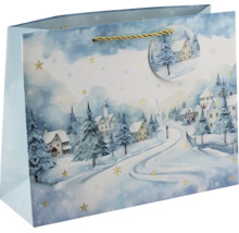 Geschenktüte mit winterlichem Dorfmotiv, schneebedeckten Tannen, Häusern, Kordeltragegriff und Anhänger.