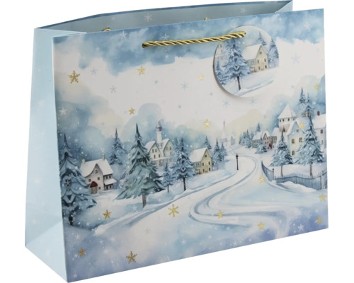 Geschenktüte mit winterlichem Dorfmotiv, schneebedeckten Tannen, Häusern, Kordeltragegriff und Anhänger.