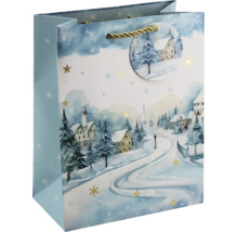 Geschenktüte mit winterlichem Motiv, verschneiten Häusern, Tannen und goldenen Schneeflocken, inklusive Tragekordel und Geschenkanhänger.