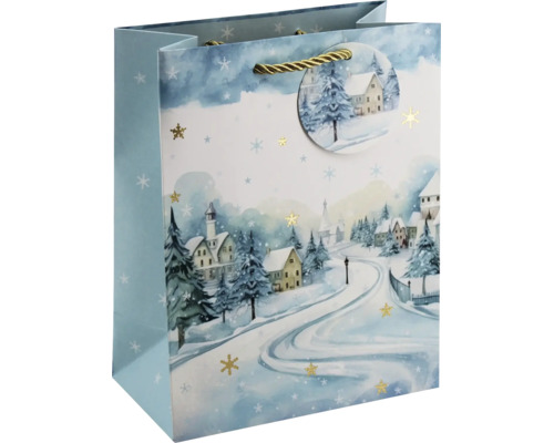 Geschenktüte mit winterlichem Motiv, verschneiten Häusern, Tannen und goldenen Schneeflocken, inklusive Tragekordel und Geschenkanhänger.