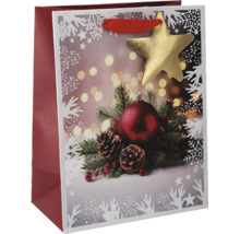 Weihnachts-Geschenktüte mit winterlichem Motiv aus Christbaumkugel, Tannenzweigen, Zapfen und einem goldenen Sternenanhänger.