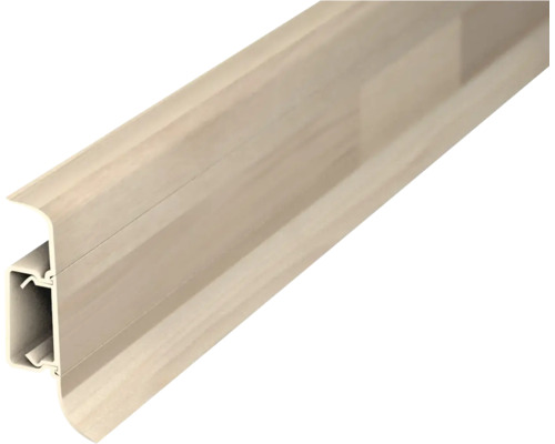 Sockelleiste in Holzoptik mit integriertem Kabelkanal aus Kunststoff.