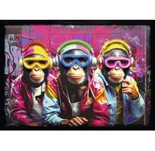 Modernes Wandbild mit drei Schimpansen, die bunte Kopfhörer, Brillen und Jacken tragen, vor einem Graffiti-Hintergrund in schwarzem Rahmen.