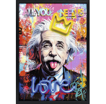 Wandbild im Pop-Art-Stil mit Albert Einstein, der die Zunge herausstreckt, einer Krone, Text Love und All you need is in einem schwarzen Rahmen.