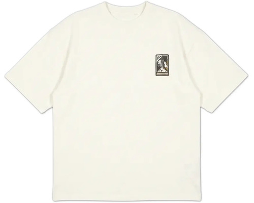 Cremefarbenes Kurzarm-T-Shirt mit Rundhalsausschnitt und kleinem Grafik-Patch auf der linken Brust.